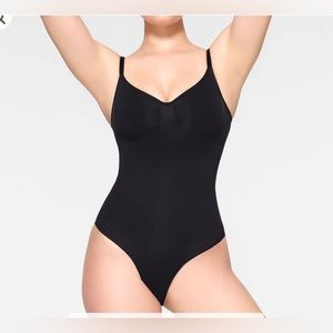 XS/XXS Skims seamless sculpt bodysuit. Never worn. Black.